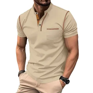 Polo ajusté pour homme en kaki à manches courtes avec poche et coutures contrastées