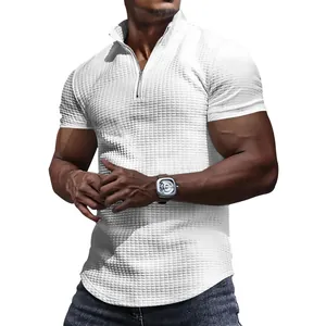 Vista detallada de polo blanco para hombre con textura de gofre y cremallera frontal