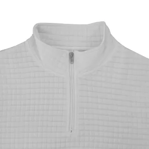 Detalle de polo blanco para hombre con cremallera corta y textura de pequeños cuadros