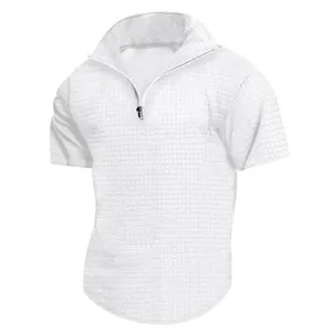 Detalle del polo blanco para hombre con textura de gofre y cremallera