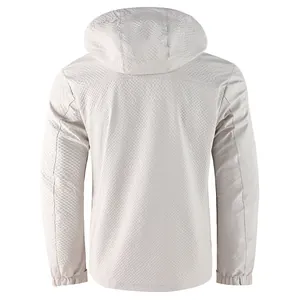 Rückansicht einer hochwertigen hellbeigen Herren-Freizeitjacke mit Kapuze und Struktur.