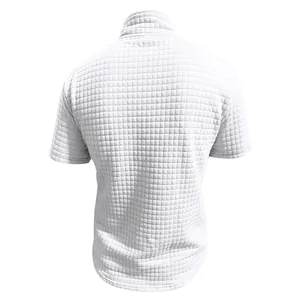 Vista trasera de un polo blanco para hombre con una textura de rejilla en relieve