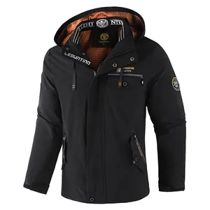 Klassische schwarze Herren-Freizeitjacke mit Kapuze und einem Karomuster-Innenfutter