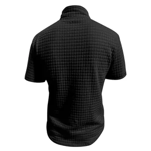 Vista posterior de polo negro para hombre con textura de tejido de punto de gofre