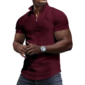 Detalle de polo granate para hombre con textura de gofres y media cremallera