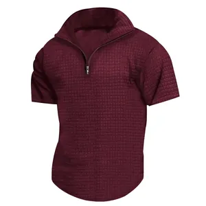 Primer plano de polo de hombre de manga corta con textura de rejilla y media cremallera.