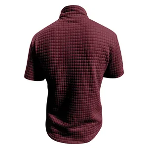 Vista trasera detallada del polo para hombre granate con patrón de cuadros acolchados