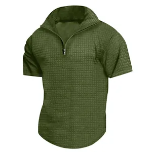 Polo para hombre verde oliva con cremallera corta y textura de gofres de manga corta