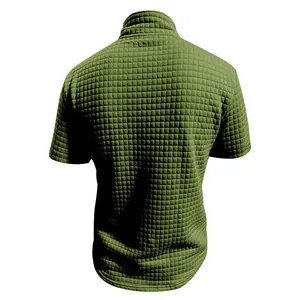 Vista trasera de polo verde para hombre con una textura de rejilla acolchada única