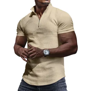 Detalle de la textura de polo beige de punto gofrado para hombre con cremallera
