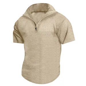 Vista detallada de polo para hombre caqui con media cremallera y textura de gofre