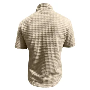 Vista posterior detallada de un polo para hombre con textura de pequeños cuadros en beige