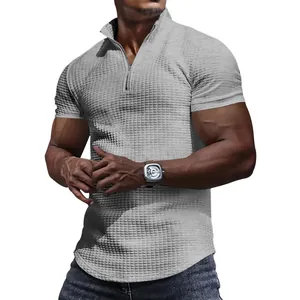 Primer plano detallado del polo gris para hombre con cuello de cremallera y tejido gofre.