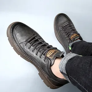 Premium Herren-Sneaker aus braunem Leder mit einer 5 cm hohen und erhöhten Sohle
