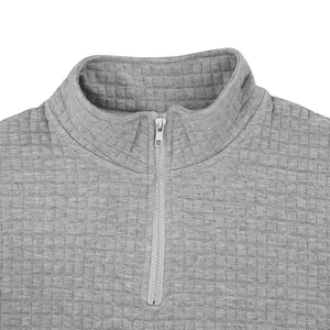 Detalle del cuello con cremallera y textura de cuadros de polo gris para hombre