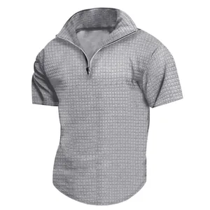 Vista detallada del polo gris de manga corta para hombre con cremallera y textura de gofre