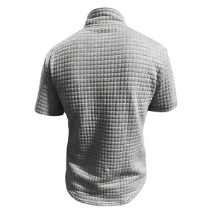Vista trasera de polo gris de manga corta para hombre con textura de cuadrados.