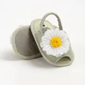 Vue détaillée des sandales bébé marguerite vert sauge avec tissu doux et bride élastique