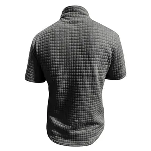 Polo de hombre de manga corta, vista trasera con textura de pequeños cuadros.