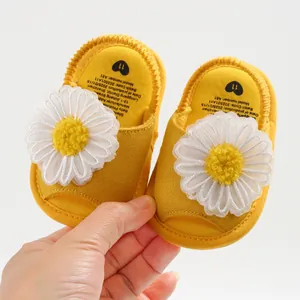 Sandales d'été jaunes pour bébé avec décoration de marguerite blanche et semelle souple