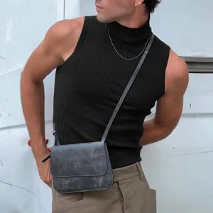 Détail du haut à col roulé sans manches pour hommes avec texture côtelée et coupe
