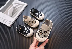 Vista dettagliata di scarpe flyknit per bambini con stampa leopardata e suola morbida.