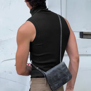Vue macro détaillée de la texture du gilet noir sans manches à col roulé pour hommes.