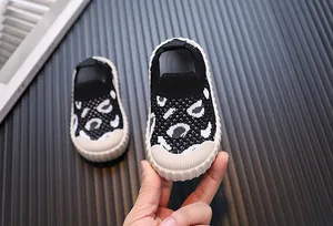 Primo piano di scarpe per bambini con stampa leopardata e suola in gomma morbida