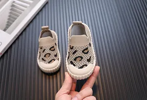 Vista dettagliata delle scarpe leopardate per bambini in maglia con suola morbida