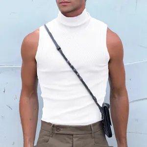 Détail d'un débardeur blanc à col roulé sans manches pour homme, coupe slim côtelée