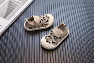 Dettaglio del tessuto in maglia leopardata traspirante e della punta protettiva scarpe.