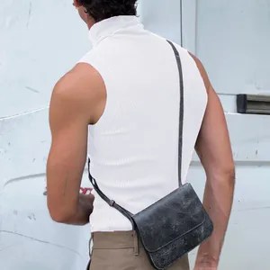 Vue arrière d'un débardeur blanc à col roulé sans manches pour homme, coupe ajustée