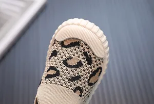 Primo piano del motivo leopardato in tessuto Fly-knit su scarpe morbide per bambini