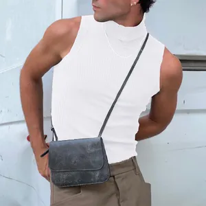 Vue détaillée d'un débardeur blanc à col montant pour homme, coupe ajustée et texture côtelée