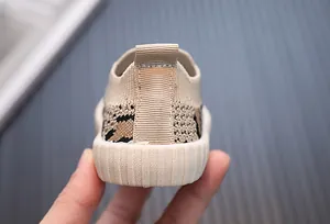 Dettaglio del tallone di una scarpa in maglia per bambini con stampa leopardata trendy