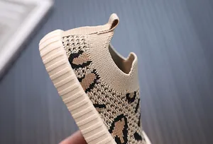 Dettaglio macro della scarpa fly-knit per bambini con motivo leopardato e suola