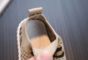 Dettaglio ravvicinato della soletta traspirante a nido d'ape nelle scarpe da corsa per bambini