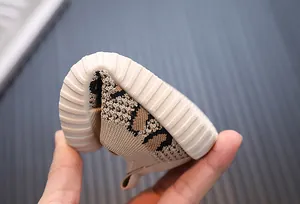 Primo piano della suola morbida e flessibile delle sneakers in maglia per bambini