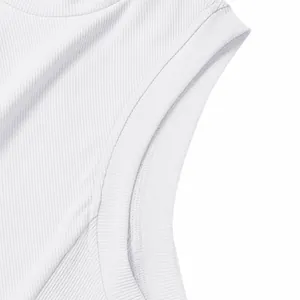 Détail macro du tissu côtelé blanc et des coutures d'emmanchure d'un débardeur homme