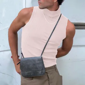 Gros plan d'un gilet pour homme rose sans manches à col roulé et texture côtelée