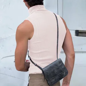 Vue arrière d'un mannequin portant un débardeur rose pâle pour hommes à col montant.