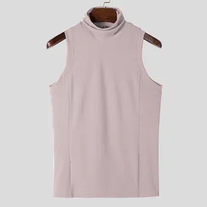 Gros plan d'un débardeur ajusté à col roulé sans manches pour homme rose poudré