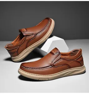 Close-up van heren loafers van bruin leer met gedetailleerde stiksels en rubberen zool.