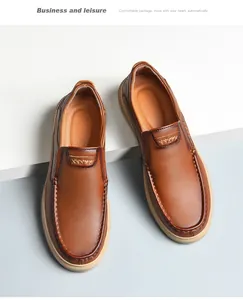 Gedetailleerd bovenaanzicht van bruine leren loafers voor heren met sierstiksels op de tong