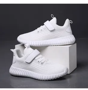 Vue détaillée des baskets blanches en maille respirante pour enfants avec velcro