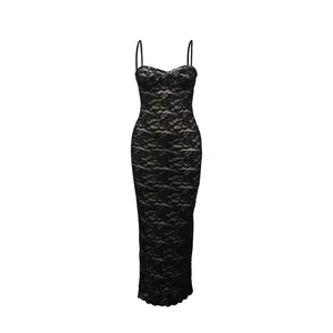 Elegantes langes schwarzes Spitzenkleid mit Spaghettiträgern und figurbetonter Passform.