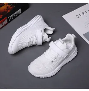 Baskets en mesh blanc respirant pour enfants avec bride velcro et semelle rainurée