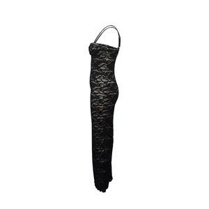 Detailansicht eines sexy schwarzen Maxi-Spitzenkleides mit feinen Spaghettiträgern.