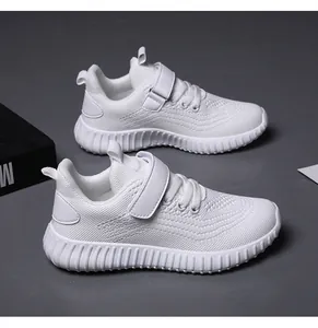 Chaussures de course pour enfants en maille blanche avec velcro et semelle nervurée