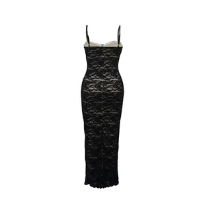 Detailansicht eines sexy schwarzen Spitzen-Maxikleids mit nudefarbenem Futter für Damen.